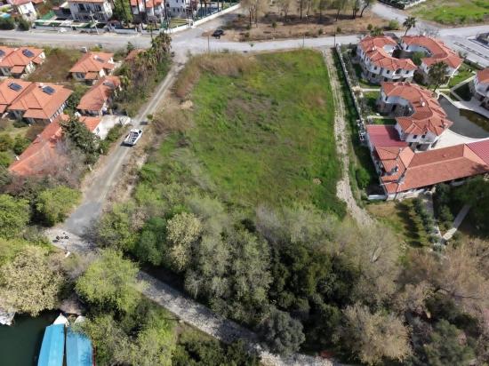 2600 M² Großes Grundstück In Dalyan Gülpınar, Direkt Am Kanal Gelegen, Mit 20% Tourismuszonierung Zu Verkaufen.