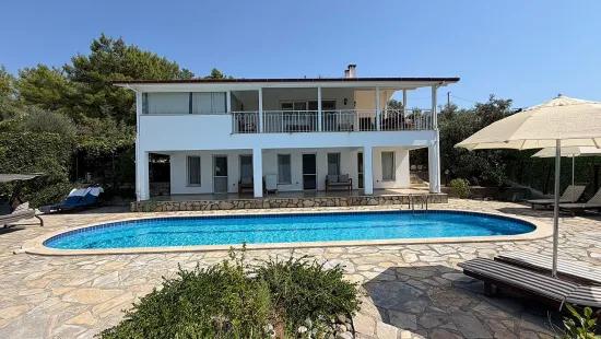 Villa 4+1 for sale with lake and sea view In Gökbel, Dalyan