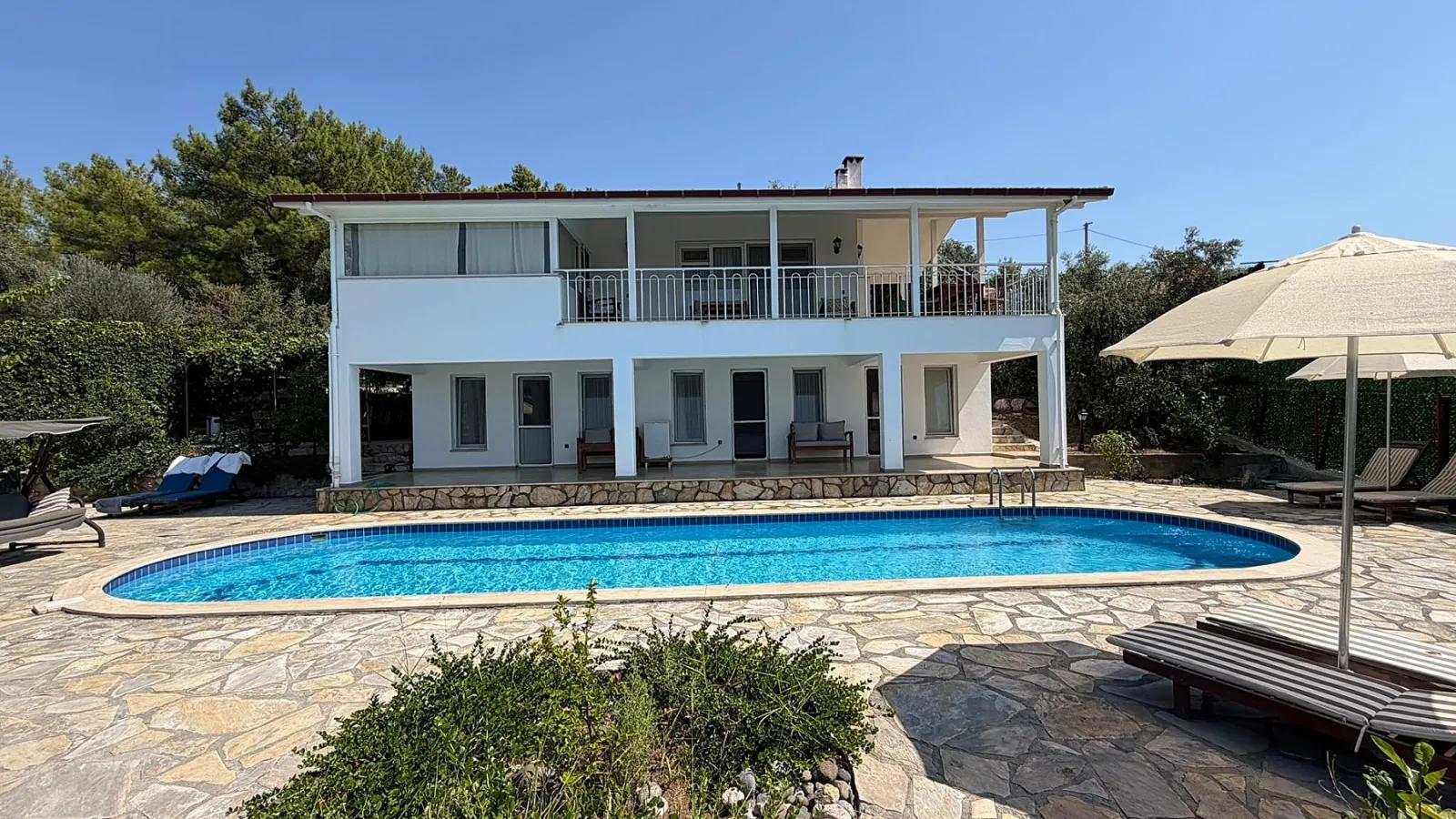 Вилла 4+1 с видом на озеро и море на продажу в Dalyan Gökbel