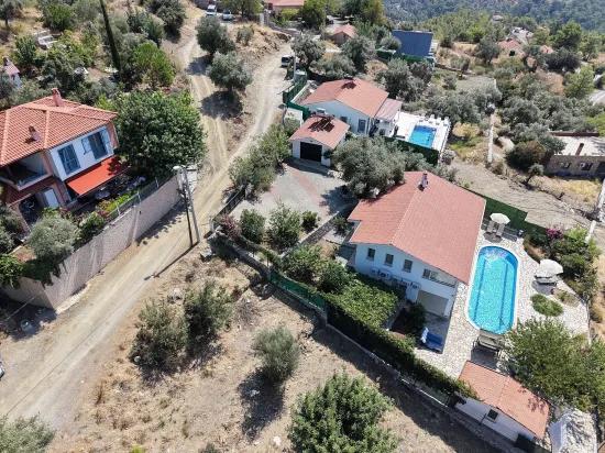 Вилла 4+1 с видом на озеро и море на продажу в Dalyan Gökbel