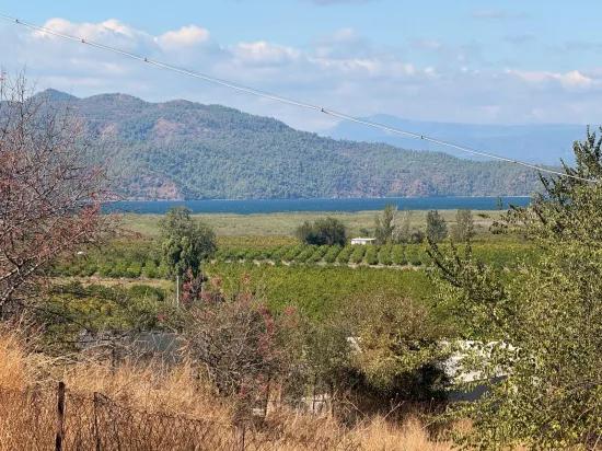 Поле площадью 5.000m2 с видом на озеро в Dalyan Karadağ продаётся