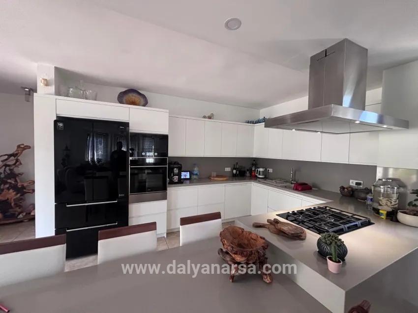 Dalyan Maraş'ta Köşebaşı 980m2 Arsa İçerisinde 5+1 Satılık Villa