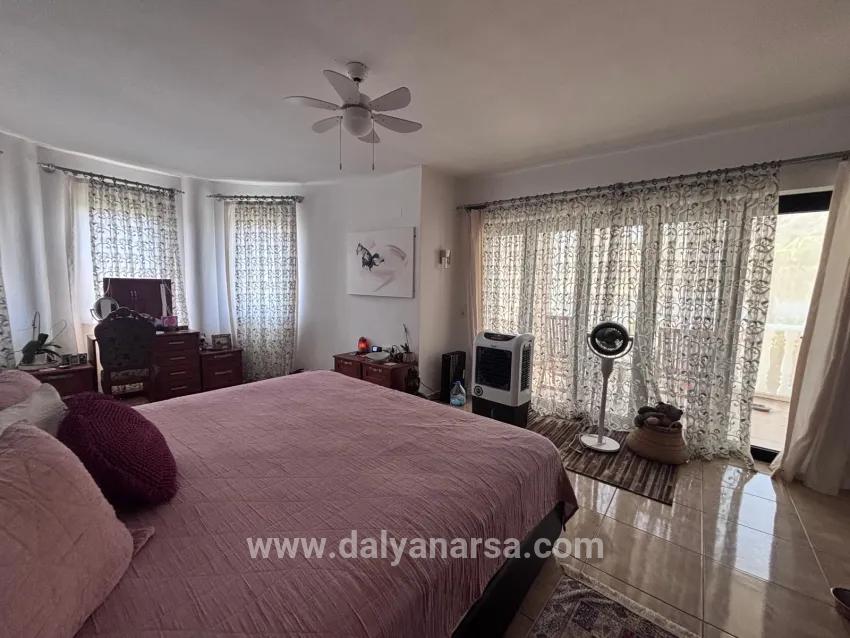 Dalyan Maraş'ta Köşebaşı 980m2 Arsa İçerisinde 5+1 Satılık Villa