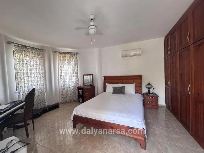 Dalyan Maraş'ta Köşebaşı 980m2 Arsa İçerisinde 5+1 Satılık Villa
