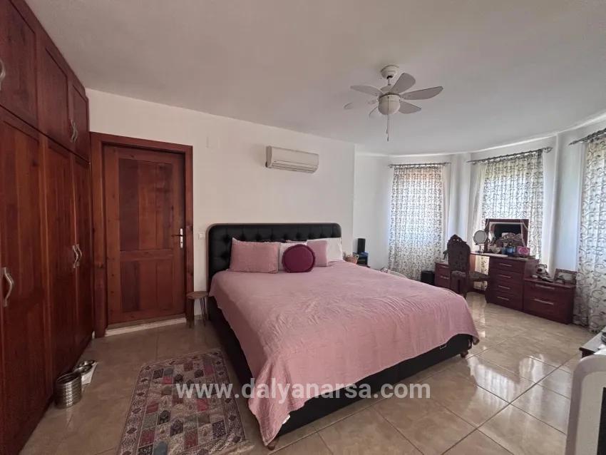 Dalyan Maraş'ta Köşebaşı 980m2 Arsa İçerisinde 5+1 Satılık Villa