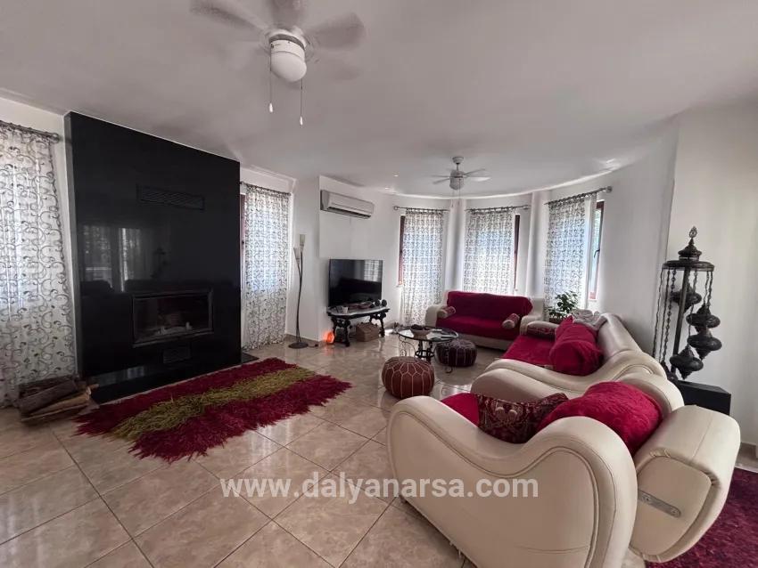 Dalyan Maraş'ta Köşebaşı 980m2 Arsa İçerisinde 5+1 Satılık Villa