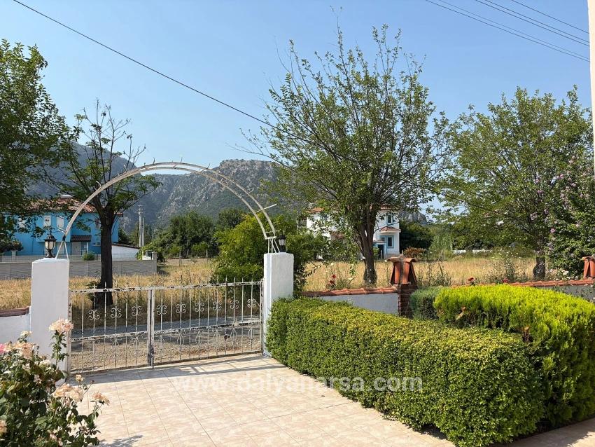 Okçular'da 514m2 Arsa İçerisinde 2 Katlı Satılık Ev