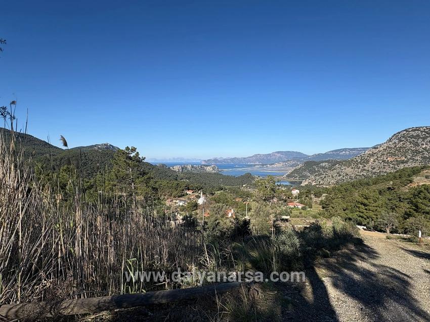 Gökbel'de Köy Yerleşik Alanı İçerisinde Deniz Manzaralı 1000m2 Satılık Arazi