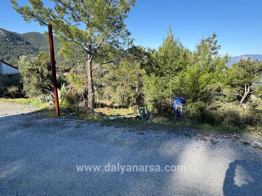 Gökbel'de Köy Yerleşik Alanı İçerisinde Deniz Manzaralı 1000m2 Satılık Arazi