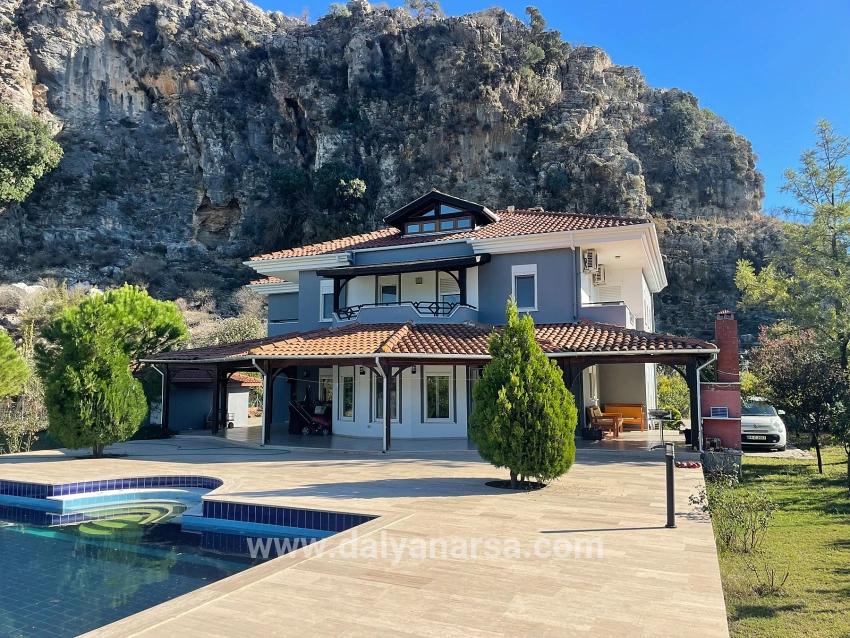 Dalyan Gülpınar'da 6000m2 Arsa İçerisinde 4+2 Satılık Villa