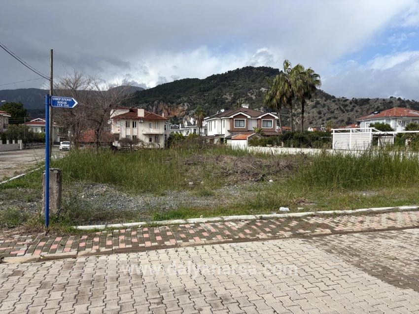 Dalyan Maraş'da Köşebaşı 892m2 Satılık Arsa