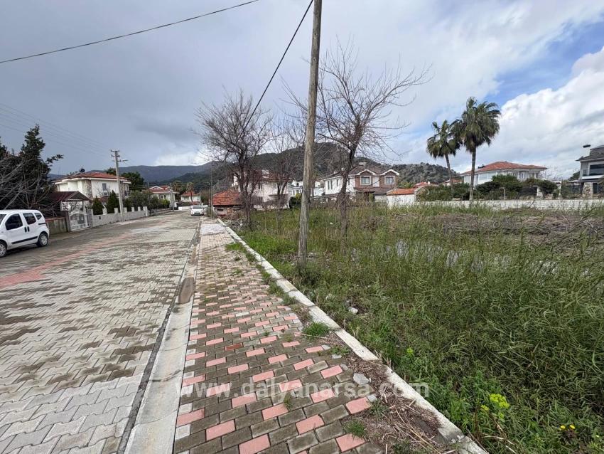 Dalyan Maraş'da Köşebaşı 892m2 Satılık Arsa