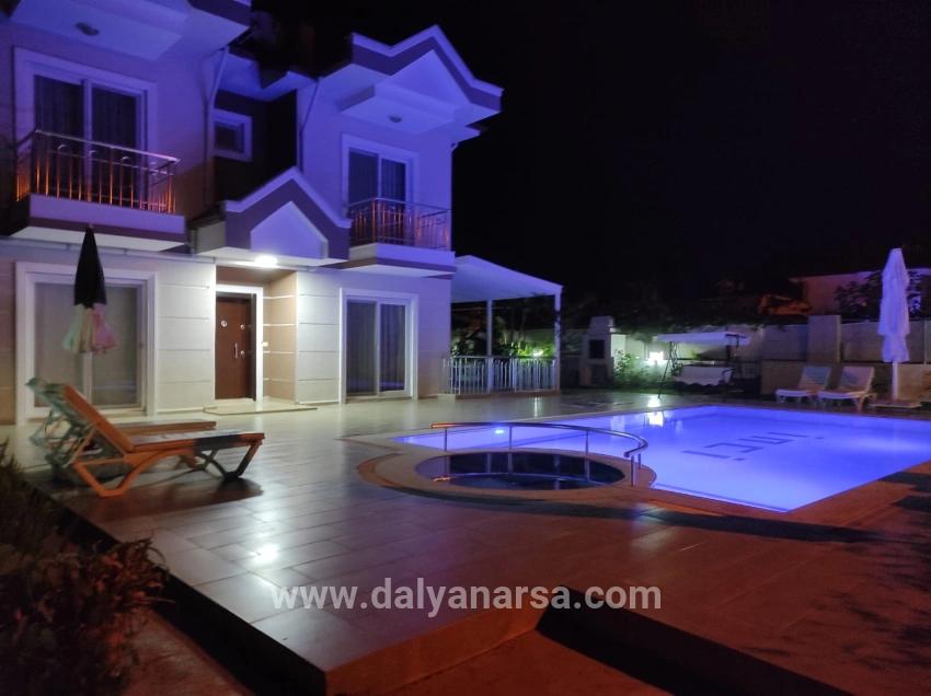 Dalyan Gülpınar'da Köşebaşı 545m2 Arsa İçinde Satılık 4+1 Villa