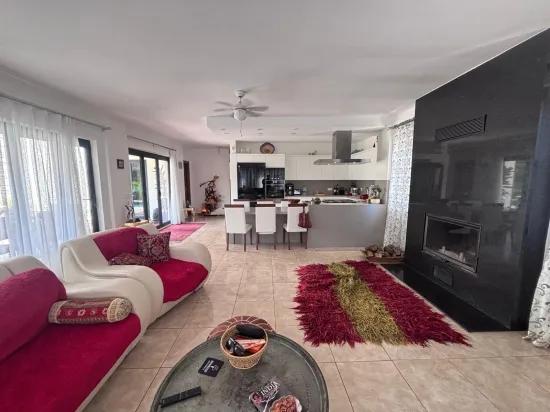 Dalyan Maraş'ta Köşebaşı 980m2 Arsa İçerisinde 5+1 Satılık Villa