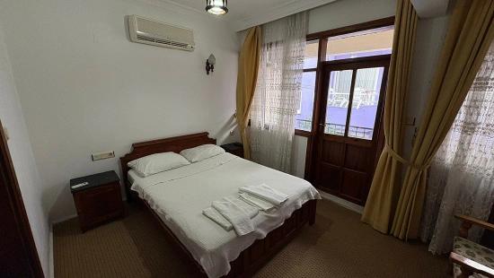 Dalyan'da 30 Odalı Kanala Yakın Satılık Otel