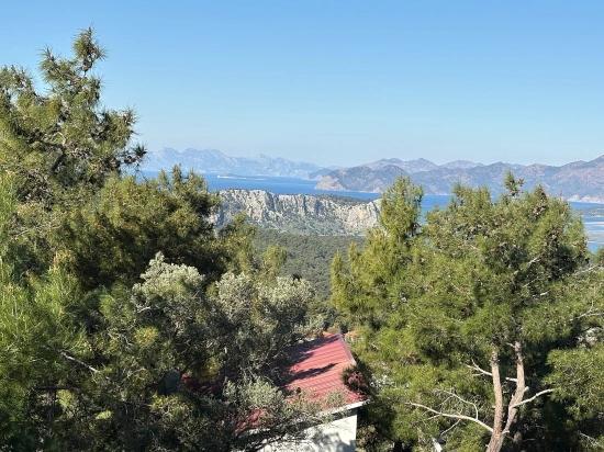 Gökbel'de Köy Yerleşik Alanı İçerisinde Deniz Manzaralı 1000m2 Satılık Arazi