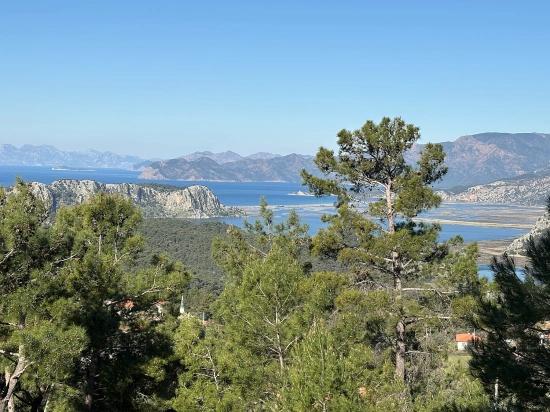 Gökbel'de Köy Yerleşik Alanı İçerisinde Deniz Manzaralı 1000m2 Satılık Arazi