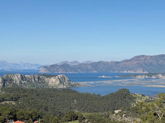 Gökbel'de Köy Yerleşik Alanı İçerisinde Deniz Manzaralı 1000m2 Satılık Arazi