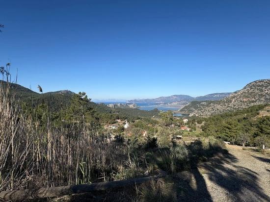 Gökbel'de Köy Yerleşik Alanı İçerisinde Deniz Manzaralı 1000m2 Satılık Arazi