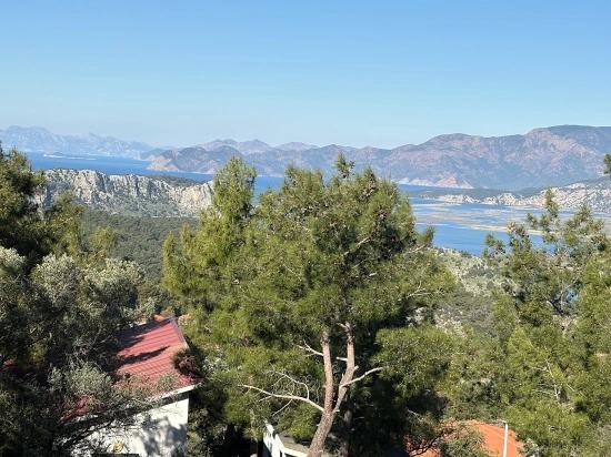 Gökbel'de Köy Yerleşik Alanı İçerisinde Deniz Manzaralı 1000m2 Satılık Arazi