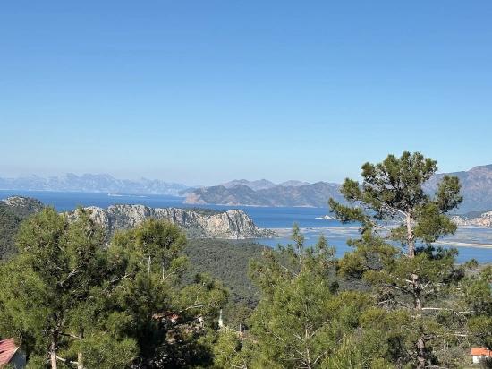Gökbel'de Köy Yerleşik Alanı İçerisinde Deniz Manzaralı 1000m2 Satılık Arazi
