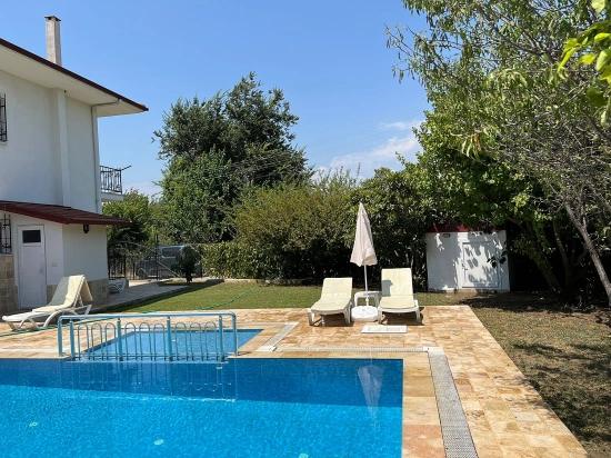 Dalyan'da Köşebaşı 600m2 Arsa İçerisinde 3+1 Satılık Villa