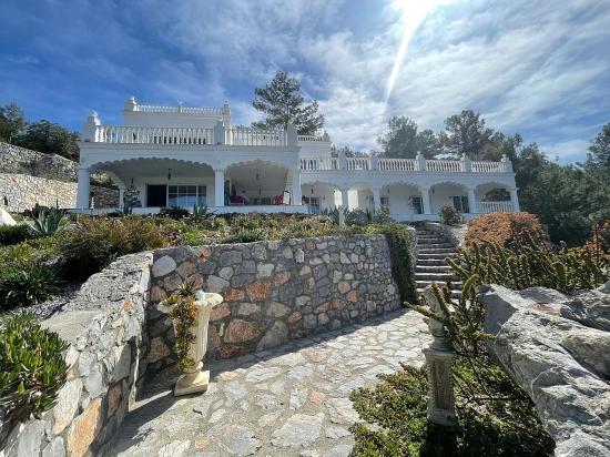 Gökbel'de Full Deniz Manzaralı 5000m2 Arsa İçerisinde Satılık Vıp Villa
