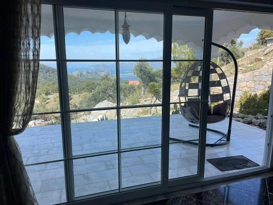 Gökbel'de Full Deniz Manzaralı 5000m2 Arsa İçerisinde Satılık Vıp Villa