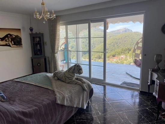 Gökbel'de Full Deniz Manzaralı 5000m2 Arsa İçerisinde Satılık Vıp Villa