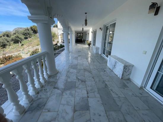 Gökbel'de Full Deniz Manzaralı 5000m2 Arsa İçerisinde Satılık Vıp Villa