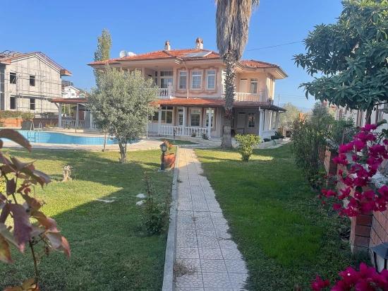Dalyan'da 1000m2 Arsa İçerisinde 4+1 Satılık Villa
