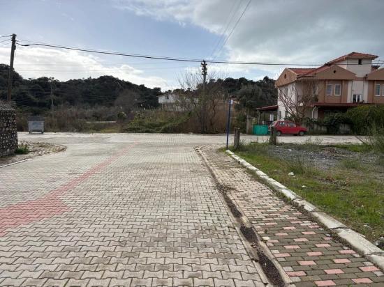 Dalyan Maraş'da Köşebaşı 892m2 Satılık Arsa