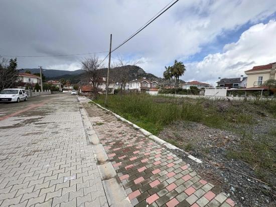 Dalyan Maraş'da Köşebaşı 892m2 Satılık Arsa