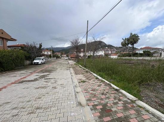 Dalyan Maraş'da Köşebaşı 892m2 Satılık Arsa