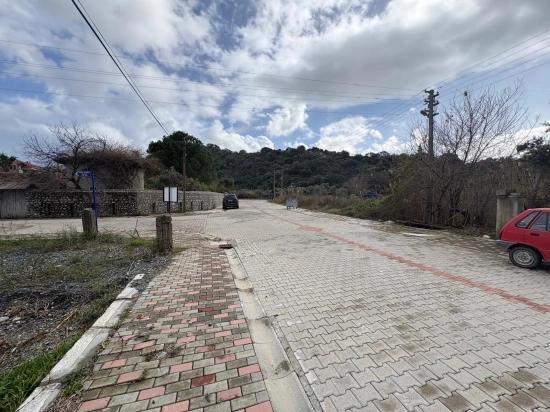 Dalyan Maraş'da Köşebaşı 892m2 Satılık Arsa