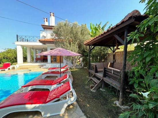 Dalyan Arıkbaşı'nda 600m2 Arsa İçerisinde Satılık Villa