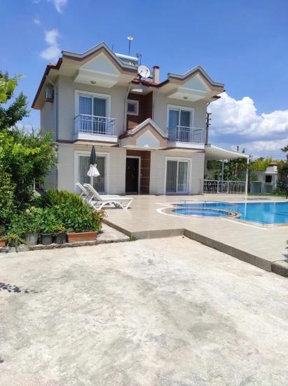 Dalyan Gülpınar'da Köşebaşı 545m2 Arsa İçinde Satılık 4+1 Villa