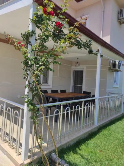 Dalyan Gülpınar'da Köşebaşı 545m2 Arsa İçinde Satılık 4+1 Villa