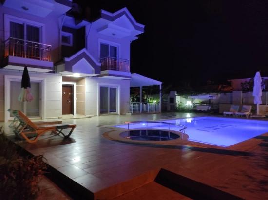 Dalyan Gülpınar'da Köşebaşı 545m2 Arsa İçinde Satılık 4+1 Villa