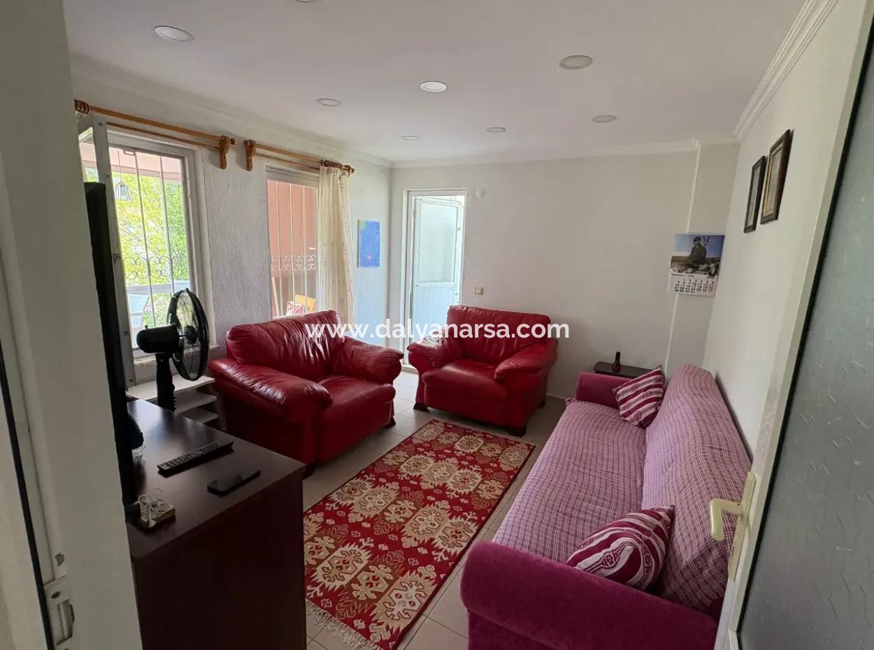 Okçular'da 514M2 Arsa İçerisinde 2 Katlı Satılık Ev