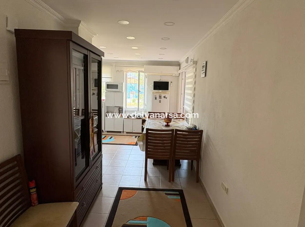 Okçular'da 514M2 Arsa İçerisinde 2 Katlı Satılık Ev