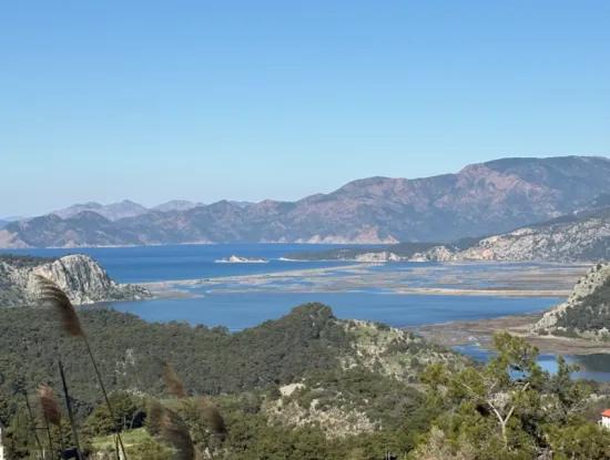 Gökbel'de Köy Yerleşik Alanı İçerisinde Deniz Manzaralı 1000M2 Satılık Arazi